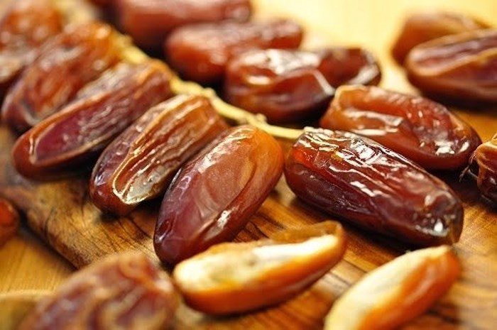 Quả chà là có thể giúp cải thiện "chuyện ấy” ở phụ nữ. Trong văn hóa Ả Rập, loại quả này được kết hợp với sữa và quế để kích thích ham muốn “chuyện ấy”. Ngoài ra, quả chà là cũng chứa nhiều vitamin và vi chất tốt cho sức khỏe.