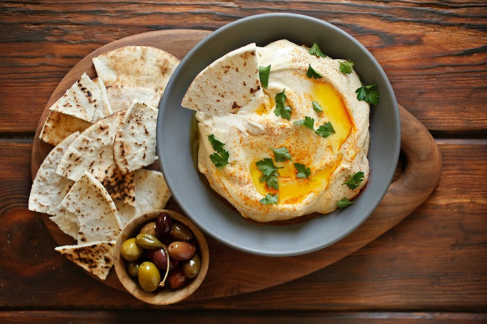 8. Hummus Hummus (tiếng Ả Rập có nghĩa là “Đậu gà”) là một món ăn được làm từ đậu gà nấu chín nghiền nhuyễn trộn với xốt tahini (bơ vừng), dầu ô liu, nước cốt chanh, muối và tỏi. Chính sự kết hợp giữa các nguyên liệu phong phú trên đã biến hummus trở thành một nguồn năng lượng tuyệt vời với nhiều carbs phức hợp, chất xơ và chất béo lành mạnh.