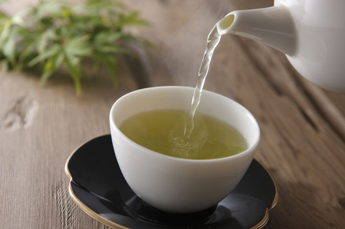 5. Trà xanh Trà xanh có tất cả những lợi ích của caffeine và cả L-theanine đem đến nguồn năng lượng dồi dào cho cơ thể. Bên cạnh đó, trà xanh cũng có khả năng hỗ trợ hệ miễn dịch, hỗ trợ giảm cân, cung cấp chất chống oxy hóa, chống ung thư…