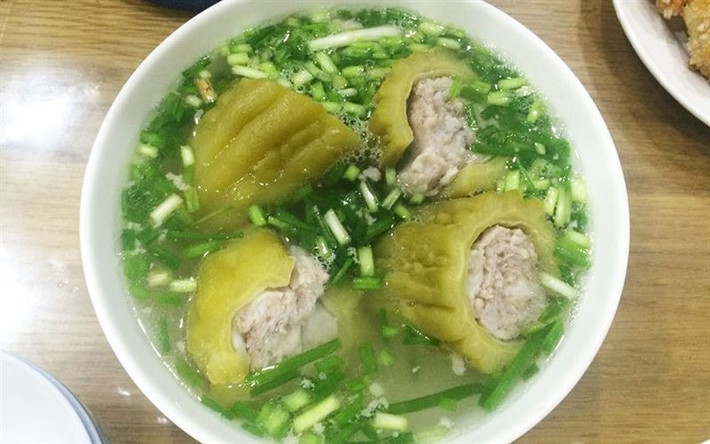 Canh mướp đắng nhồi thịt: Mướp đắng có hàm lượng vitamin C cao hàng đầu trong các loại rau, củ quả, nó cũng có tính hàn, công dụng giải nhiệt, giải độc, bổ khí, hoạt huyết, ngoài ra còn có tác dụng sáng mắt. Khổ qua có vị đắng nên không phải ai cũng có thể ăn được món này.