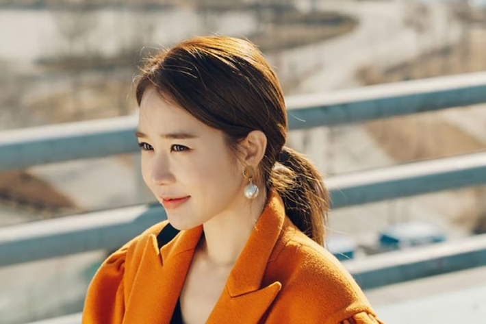 Để có vẻ trẻ trung, đặc biệt là thân hình hoàn mỹ và làn da mịn như nhung ở tuổi 37, Yoo In Na phải tuân thủ nghiêm ngặt bí quyết dưỡng nhan, thậm chí còn hẹn giờ để uống nước.