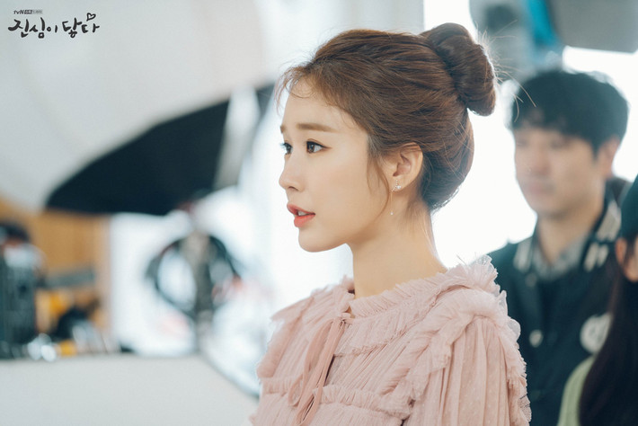 Yoo In Na thường tập nhiều những động tác gập người, đứng lên ngồi xuống, động tác con mèo trong yoga giúp kéo căng toàn bộ phần lưng. Những bài tập này giúp lưng thon đẹp, săn chắc hông đồng thời phô trương cơ thể hoàn hảo và rèn luyện sự linh hoạt của cơ thể.