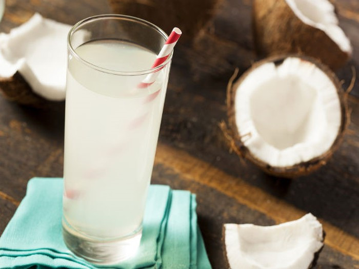 Nước dừa chứa ít đường, ít axit và không có calo, đồng thời có nhiều chất điện giải thúc đẩy chức năng thận.