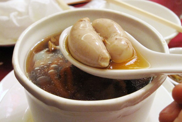 Súp tinh hoàn gà (súp kê gà): Món ăn từ tinh hoàn động vật này được nhiều quý ông yêu thích nhờ hương vị thơm ngon đặc biệt và nhiều giá trị dinh dưỡng. Món ăn này cũng được gọi là "biệt dược phòng the" nổi tiếng ở một số nước châu Á như Việt Nam, Trung Quốc.