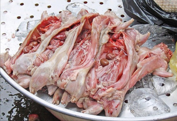 Tinh hoàn chuột cống: Đây là món ăn khá hiếm vì mỗi con chuột cống chỉ có 2 tinh hoàn bé xíu. Nhiều người tin rằng, tinh hoàn chuột cống là một loại viagra thiên nhiên giúp cánh màu râu tăng cường sinh lý.