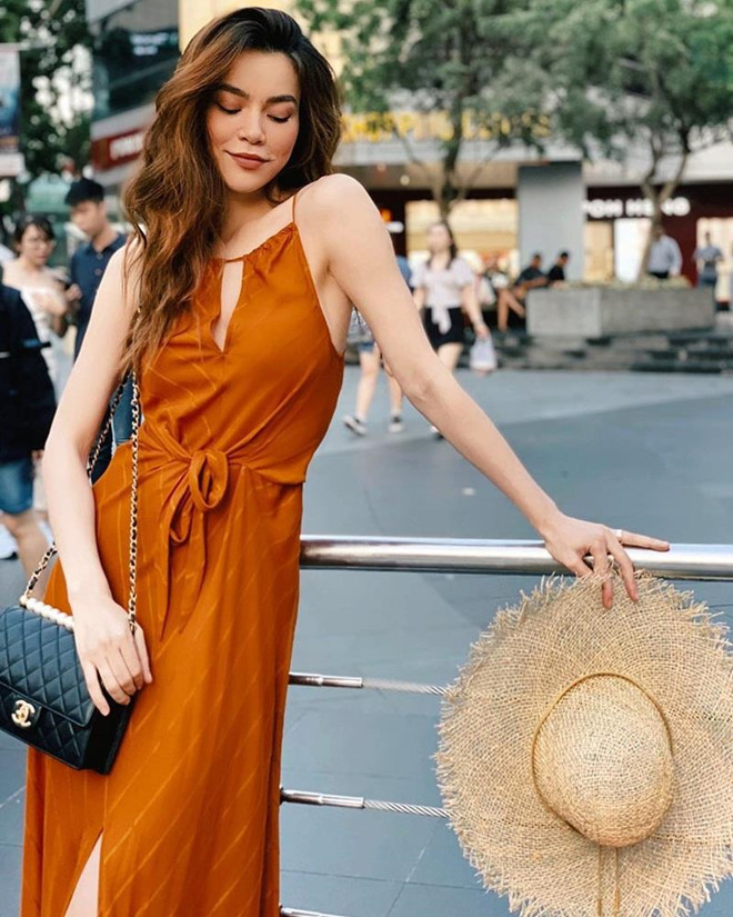 Hồ Ngọc Hà nổi bật với mẫu váy hai dây cùng đường xẻ tà gợi cảm giữa ngày hè.