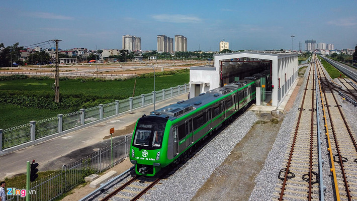 Nằm trong khu depot, hệ thống rửa tàu tự động đầu tiên của Việt Nam đã hoàn thiện và bắt đầu phục vụ các đoàn tàu. Hệ thống này bao gồm một nhà rửa tàu có thiết kế như nhà ga thu nhỏ. Bên trong là hệ thống máy rửa tàu gồm chổi lau, vòi phun nước, vòi phun hoá chất tẩy rửa, cột phun khí làm khô.