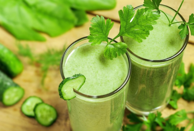 3. Tăng cường các chất chống oxy hóa: Chất chống oxy hóa là những chất giúp làm giảm các tổn thương trong tế bào, giúp ngăn ngừa sự phát triển của các gốc tự do. Thiếu hụt chất chống oxy hóa làm tăng nguy cơ ung thư, tiểu đường, tim mạch, Alzheimer, suy giảm thị lực.