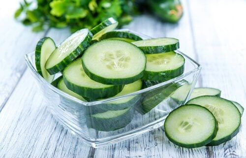 6. Giúp da chắc khỏe: Nước dưa chuột sẽ gúp cải thiện làn da hiệu quả của bạn từ bên trong. Nguồn dinh dưỡng trong dưa chuột giúp thanh lọc cơ thể hiệu quả. Thành phần axit pantothenic (hay vitamin B5) có tác dụng loại bỏ mụn trứng cá. Ước tính, một chén dưa chuột hoặc một ly nước ép sẽ cung cấp cho bạn 5% vitamin B5.