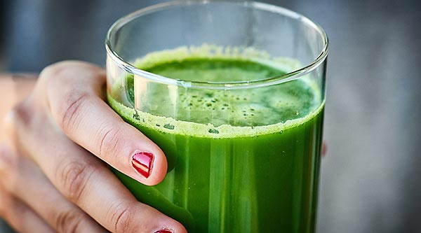 7. Tốt cho hệ xương: Vitamin K trong nước ép dưa chuột hỗ trợ hình thành các protein, giúp mô xương khỏe mạnh, hỗ trợ quá trình đông máu và quá trình trao đổi chất diễn ra hiệu quả. Uống một ly nước ép dưa chuột là cách nhanh chóng nhất để bổ sung nguồn vitamin K.