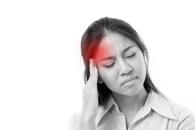 Dấu hiệu ở tay: Biểu hiện thường thấy của người bị đột quỵ là tay bị tê mỏi, khó cử động, khó thao tác. Ngoài ra thì người bệnh cũng cảm thấy đi lại khó khăn, không nhấc chân lên được.
