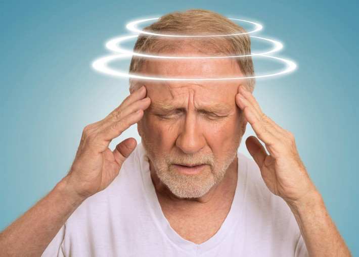 Dấu hiệu ở mặt: Mặt có biểu hiện thiếu cân xứng, miệng méo, nhân trung hơi lệch qua một bên so với bình thường, nếp mũi má bên yếu bị rũ xuống. Đặc biệt khi người bệnh nói hoặc cười thì sẽ thấy rõ dấu hiệu méo miệng và thiếu cân xứng trên mặt.