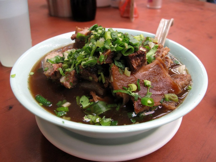 Ngau Lam Tong (bò hầm) cũng là một món ăn nổi tiếng tại Hong Kong. Món ăn được làm từ ức bò ướp gia vị và ninh nhừ. Miếng thịt bò ngọt thơm, mềm đến mức như tan ra trong miệng với nước dùng đậm đà sẽ dễ dàng “đánh gục” bất cứ tín đồ ẩm thực nào.