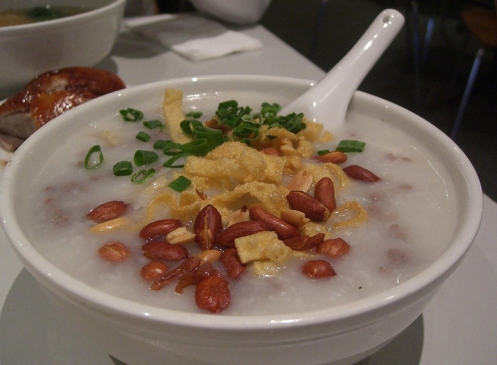 Fish Congee (Cháo cá) là món lót dạ rất được ưa chuộng ở Hong Kong. Mặc dù tên gọi là cháo cá nhưng trong đó có cả thịt heo, trứng muối và lạc rang.