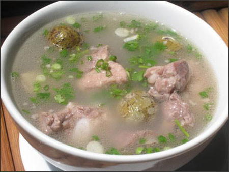 Thực hiện: Sườn lợn rửa sạch, chặt khúc. Sấu tươi bào vỏ, cà chua bi thái đôi. Hành tím thái lát, hành lá thái nhỏ. Ớt đỏ thái xéo. Phi thơm một nửa phần hành tím với dầu ăn, cho nước và sườn vào nấu đến khi chín mềm.