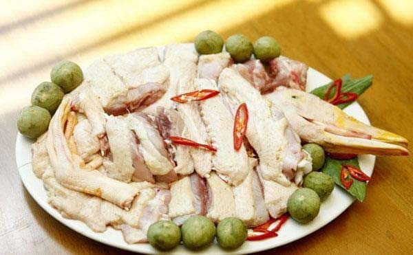 Nguyên liệu: 1/2 con vịt, 10-15 quả sấu xanh, nước dừa xiêm 1 quả, một chút nấm hương, bột đao, một ít rau mùi ta, hành, tỏi, xả, rau ngổ (nếu bạn ăn được) và các gia vị khác.