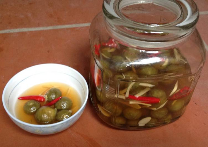 Đun sôi: 600ml nước mắm+ 100ml nước+ 2 thìa canh đường, để hỗn hợp thật nguội. Thêm tỏi, ớt thái nhỏ. Sau khi sấu đã khô, ráo nước các bạn xếp sấu vào lọ thuỷ tinh, cứ một lớp sấu cho chút tỏi ớt cứ lần lượt cho đến hết thì đổ hỗn hợp nước mắm đun sôi để nguội vào khoảng 3-4 ngày là ăn được.