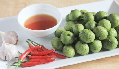 Cách làm: Sấu cạo sạch vỏ ngâm ngay vào bát nước có chút muối và dấm để sấu ra bớt nhựa và bớt thâm.Ngâm sấu trong nước muối khoảng 15p rồi rửa lại hai nước cho sạch nhựa rồi để ráo. Đun một nồi nước, khi nước sôi cho sấu vào trần qua rồi vớt ra ngay để nguội và ráo nước (hoặc các bạn không cần trần sấu mà ngâm luôn cũng được).