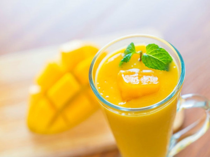 Nước ép xoài: Xoài là loại trái cây phổ biến nhất vào mùa hè, được chế biến bằng nhiều cách khác nhau như: ăn sống, làm nước ép hay sinh tố… Do thành phần chứa nhiều các vitamin A, C và E, nên ngoài tác dụng cung cấp năng lượng, xoài còn là nước ép có tác dụng giải nhiệt, giúp xua tan đi nóng bức của mùa hè oi ả.
