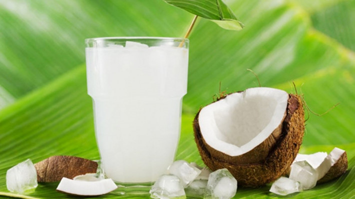 Nước dừa: Nước dừa có rất nhiều công dụng, giúp làm mát hệ thống tiêu hóa, tăng cường miễn dịch cho cơ thể. Ngoài ra, do thành phần cấu tạo có rất ít chất béo, lượng đường tự nhiên và các chất chống oxy hóa, nên nước dừa vừa là thức uống giải nhiệt mùa hè cực tốt, lại vừa là thực phẩm giúp cung cấp dinh dưỡng cho các tế bào, giúp cơ thể tránh khỏi tình trạng mất nước.