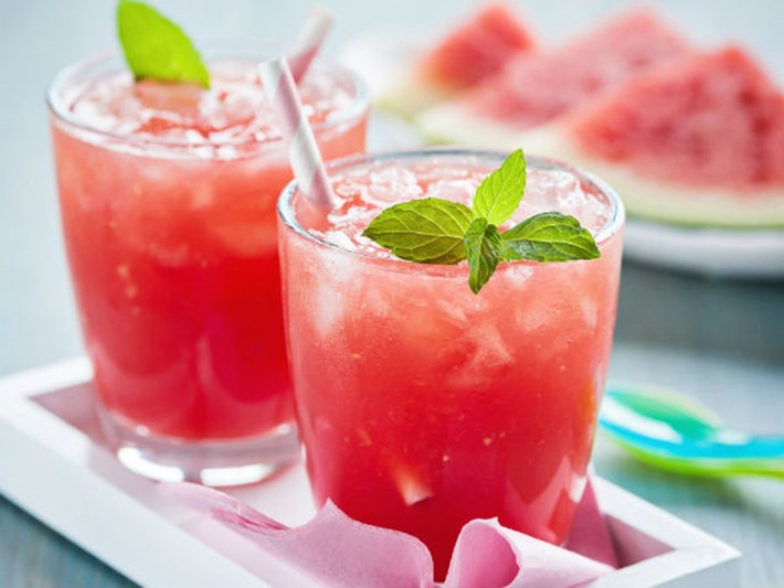 Nước ép dưa hấu: Do thành phần có chứa rất nhiều các loại vitamin A, C, lycopene, citrulline nên uống nước ép dưa hấu được cho là có thể giảm được những cơn đau nhức cơ bắp và cải thiện lưu thông máu ở cơ thể, bảo vệ mắt, giảm viêm và ngăn ngừa được cả ung thư.