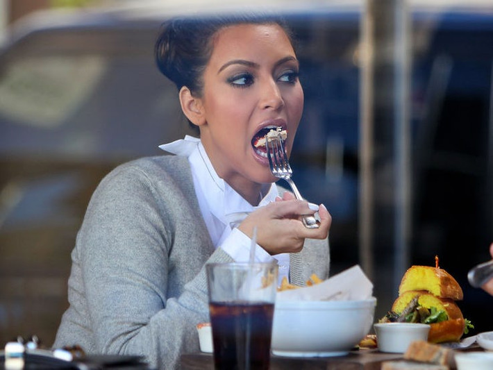 Kim Kardashian thường duy trì chế độ ăn uống giàu protein, rau, đồ ăn nhẹ lành mạnh. Đặc biệt, món ăn khoái khẩu của người đẹp siêu vòng ba này là burger In-n-Out, kem Häagen-Dazs, McDonald McGriddles, churros, mì ramen, burritos Chipotle và kẹo Tamarindo.