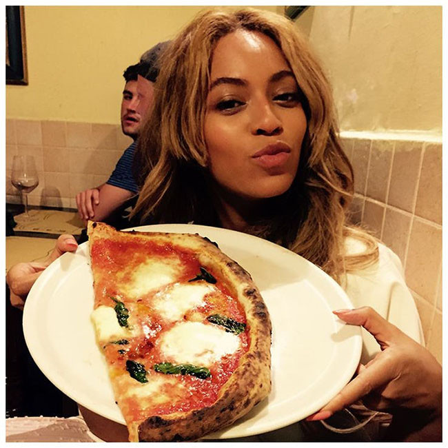 Beyonce: Nữ ca sĩ này đã thực hiện chế độ ăn uống thuần chay để xây dựng thói quen ăn uống lành mạnh hơn. Cô tự miêu tả mình từng nghiện ăn thịt lợn nhưng sau đó, cô đã dành tình yêu cho trái bơ.