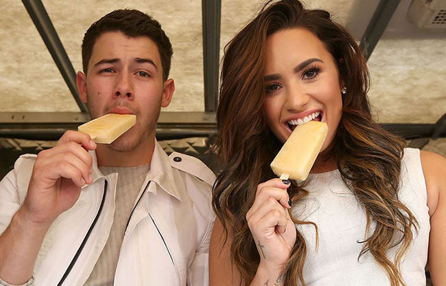 Demi Lovato đã khá cởi mở khi chia sẻ sở thích ăn uống của mình. Cô nói rằng mình thích dưa chua, nước sốt nóng, tacos và bánh pizza.