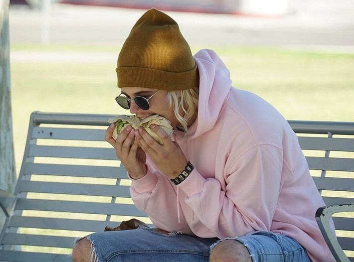 Nam ca sĩ Justin Bieber đặc biệt yêu thích các món ăn nhanh của McDonald và Subway, ngoài ra anh cũng thích đồ ăn Ấn Độ.