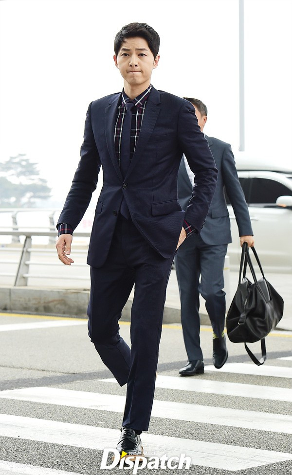 Mỗi lần xuất hiện tại sự kiện giải trí, Song Joong Ki luôn chỉn chu lịch thiệp với suits.