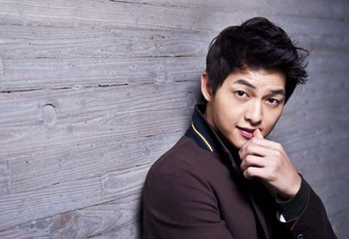 Cùng với khuôn mặt "đẹp hơn hoa", làn da trắng sáng và cách ăn mặc chất lừ, Song Joong Ki xứng đáng là một nam thần lịch lãm, quyến rũ.