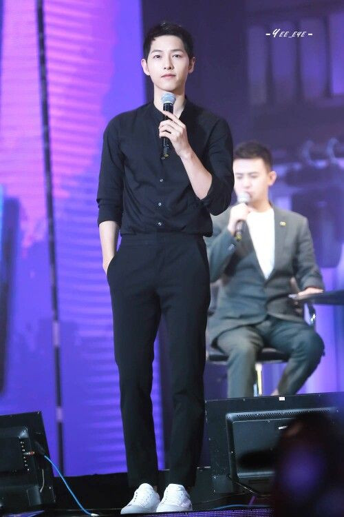 Nếu mặc suits thì chàng Song sẽ chọn những set đồ đơn giản hơn như áo sơ mi, quần âu đầy nam tính.