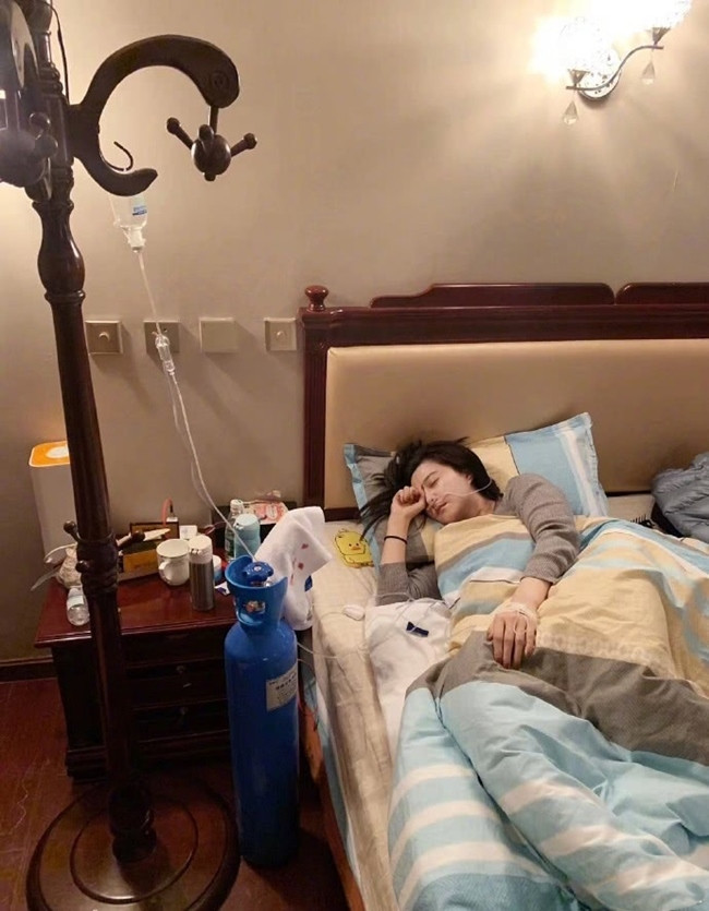 Tuy nhiên, do gặp phải tình trạng thiếu dưỡng khí nên Phạm Băng Băng phải nằm trên xe thở bằng bình oxy, đây là tình trạng dễ gặp khi đi lên trên cao không khí loãng hơn. Hình ảnh cô nằm trên giường bệnh bị antifan chỉ trích là "làm màu", "diễn sâu".