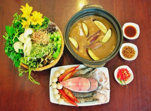 Nước lẩu đã nấu xong, bây giờ tới khâu chuẩn bị nguyên liệu nhúng lẩu. Món lẩu mắm U Minh còn có sự hiện diện của tôm, lươn đồng, cá rô mề hay thịt cua, ốc lác… để tăng thêm hương vị cho người dùng.