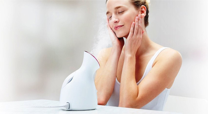 Xông hơi da mặt. Tuyệt chiêu làm đẹp này giúp giãn nở lỗ chân lông và tăng thẩm thấu độ ẩm cho da. Hơi nước nóng cũng có thể giúp bạn xả stress rất tốt. Sau khi xông hơi da mặt, bạn nên rửa lại mặt bằng nước lạnh, vỗ nhẹ để lỗ chân lông se khít. Cuối cùng, hãy dùng nước hoa hồng hoặc kem dưỡng da để chăm sóc vì da sau khi xông hơi rất dễ bị khô.