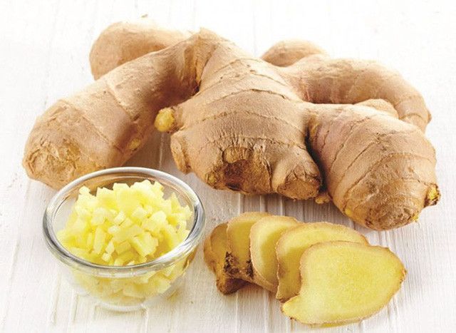 10. Gừng có đặc tính kháng viêm cao có thể làm giảm viêm nhẹ trong cơ thể mà không cần dùng thuốc. Gừng cũng giúp giải độc cơ thể và loại bỏ các chất ô nhiễm từ không khí cho phổi như bụi và khói thuốc. Gia vị này cũng làm giảm tắc nghẽn, thông khí và cải thiện lưu thông máu tốt hơn đến phổi giúp tăng cường sức khỏe phổi.