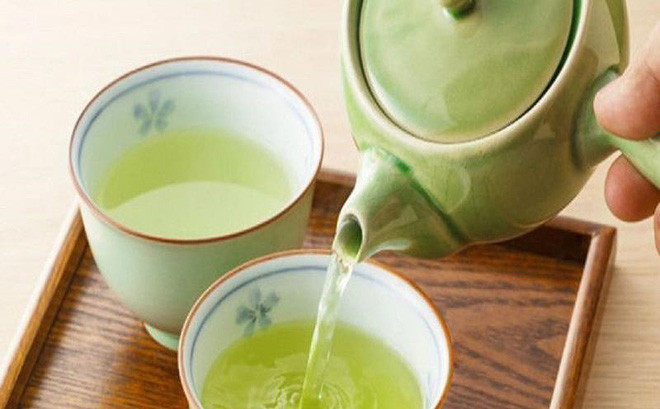 4. Trà xanh có chứa các chất chống ôxy hóa giúp làm dịu cơ thể, giảm viêm và tăng khả năng chữa lành vết thương ở mức nhẹ. Chất Quercetin có tác dụng chống ôxy hóa được coi như thuốc kháng histamin tự nhiên gây ức chế giải phóng histamin vốn gây các triệu chứng dị ứng đường hô hấp.