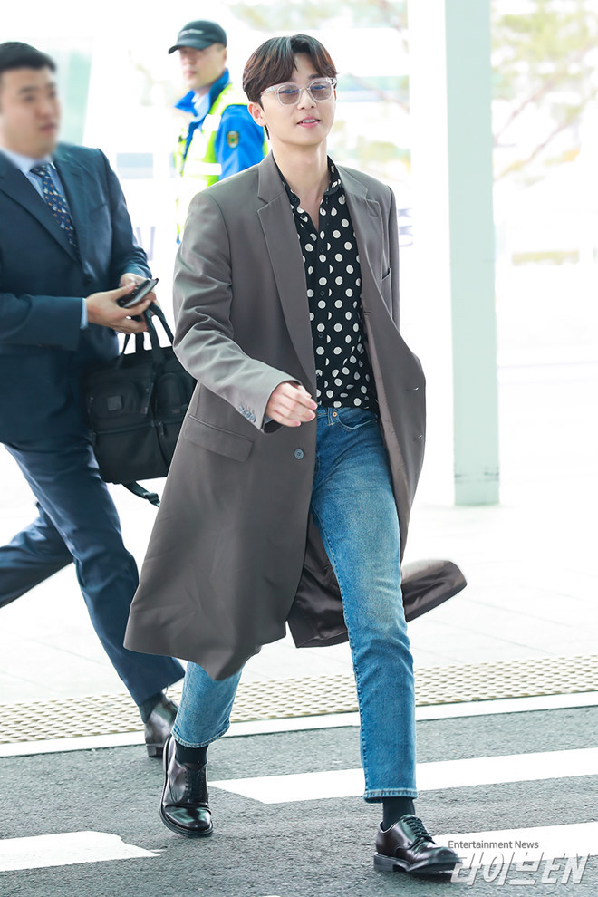 Những mẫu áo khoác bomber, cardigan, phom dáng dài hay áo phao oversized luôn được nam diễn viên ưa chuộng. Kính râm cũng là phụ kiện không thể thiếu trên mỗi set đồ của anh.