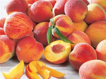 Đào rất giàu kali, canxi, sắt, vitamin C và chất xơ giúp tăng cường hoạt động hệ tiêu hóa và cải thiện sức khỏe tim mạch. Đây là lựa chọn tuyệt vời nếu bạn thường xuyên bị khó tiêu.