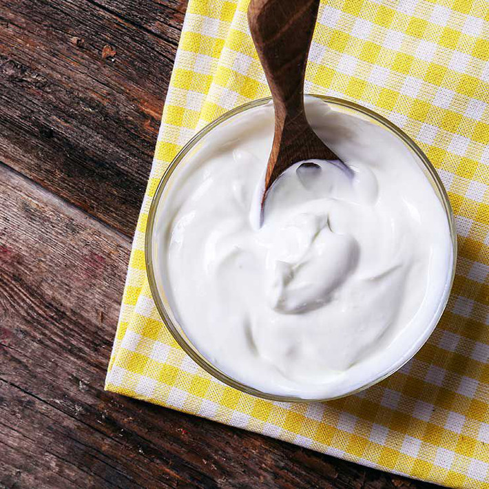 Sữa chua Hy Lạp: Thay thế sốt mayo bằng sữa chua Hy Lạp trong các món salad không chỉ giúp giảm lượng calo hấp thụ, mà còn cung cấp cho bạn một lượng lớn protein bão hòa. Chỉ 500ml sữa chua Hy Lạp đã chứa 23g protein, giúp đánh bay cơn đói và khiến bạn no lâu hơn.