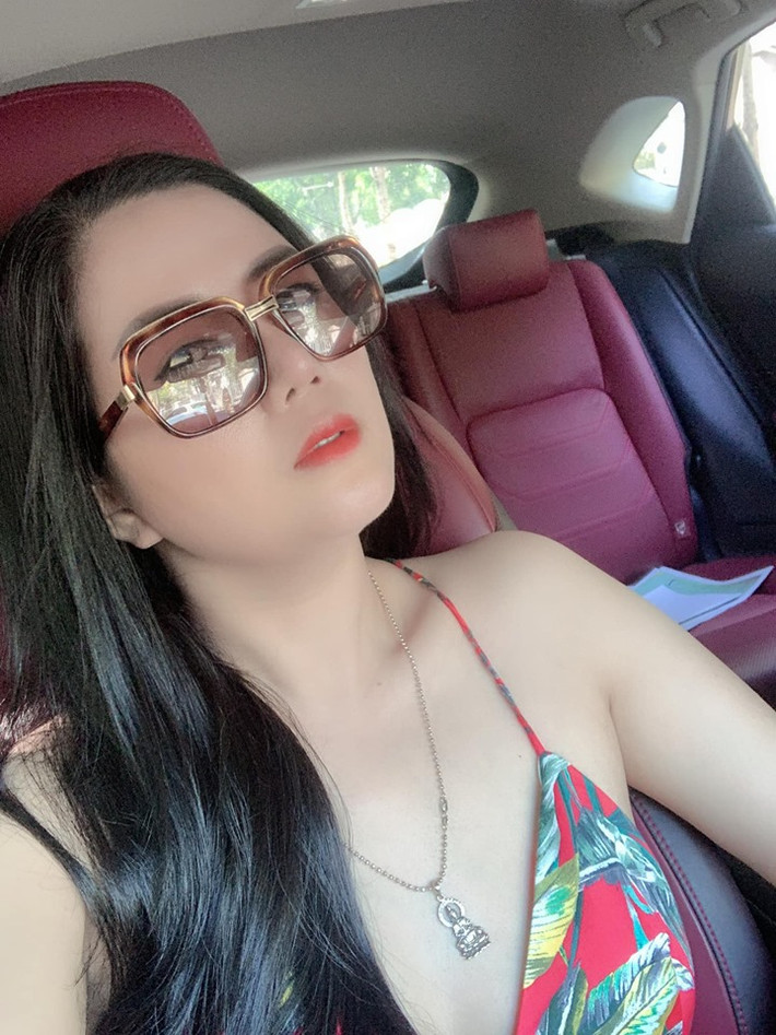 Bà xã của Thứ trưởng Huỳnh Quang Hải rất chăm diện váy hai dây.