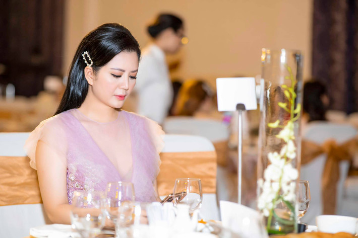 Là người hoạt động nghệ thuật, nữ ca sĩ sinh năm 1978 có gu thời trang gợi cảm và sang chảnh.