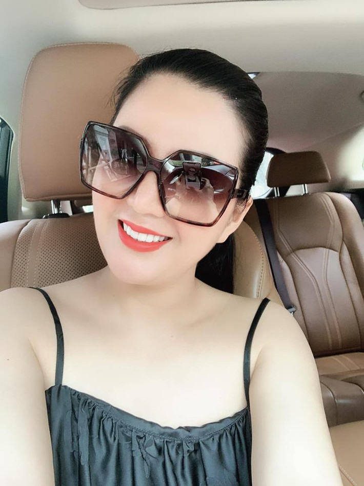 Làn da trắng nõn của Hiền Anh rất hợp với các kiểu váy áo hai dây.