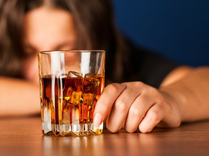 Rượu: Chúng ta đều biết rằng rượu có tác dụng gần như là thuốc an thần nhưng nó lại giết chết chất lượng giấc ngủ. Trên hết, rượu chính là nguyên nhân gây ra những giấc mơ đáng sợ và bồn chồn trong đêm. Một số người thậm chí có thể tưởng tượng ra những điều kỳ quái trong giấc ngủ sau khi say rượu.