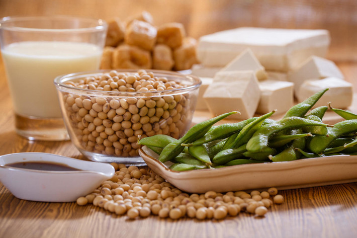 Đậu nành cũng có lợi cho sức khỏe. Chúng ít chất béo và giàu protein và chất xơ, và chứa axit béo omega-3 giúp giảm đau khớp.