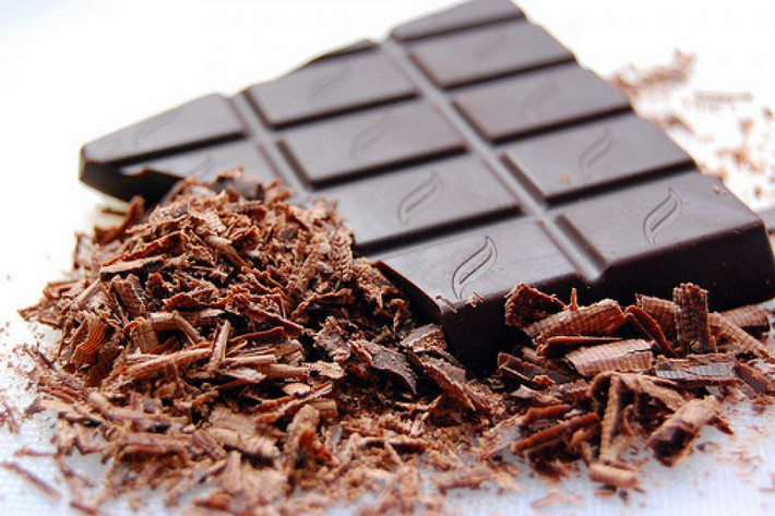 Socola đen chứa nhiều ca cao và ít đường, được coi là khá lành mạnh. Socola đen cũng giàu chất chống oxy hóa và lý tưởng là ăn vào buổi tối. Nó có thể giảm huyết áp và cải thiện tâm trạng.