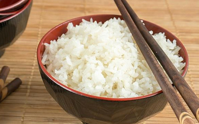 Cơm: Các chuyên gia dinh dưỡng cho rằng cần tránh ăn cơm và cả bánh mì trắng vào ban đêm vì chúng rất giàu hàm lượng tinh bột và có thể khiến bạn bị đầy bụng suốt đêm. Ngoài ra, ăn cơm ban đêm có thể làm tăng cân vì nó mất nhiều thời gian để tiêu hóa hơn và lúc đó cơ thể hoàn toàn nghỉ ngơi.