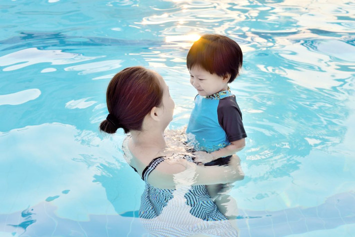 Không nên cho trẻ đi bơi khi vừa ăn no hoặc khi đang đói vì sẽ ảnh hưởng đến hệ tiêu hóa của trẻ hoặc gặp nhiều vấn đề khác trong quá trình bơi. Tốt nhất chỉ nên cho trẻ xuống hồ bơi sau khi ăn khoảng một giờ đồng hồ.