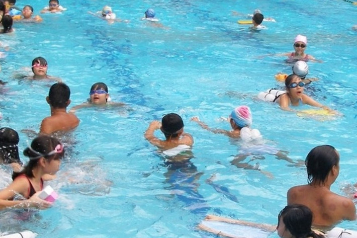 Trước khi xuống bơi, cần cho trẻ khởi động các động tác đơn giản để trẻ tránh gặp các rủi ro như bị chuột rút hoặc đuối sức trong khi bơi. Ngoài ra, thời gian sáng sớm nếu nước còn quá lạnh, trẻ cần phải khởi động đầy đủ, tập thể dục hoặc tham gia một số trò chơi trên bờ để làm nóng cơ thể trước khi xuống nước, tránh nhiễm lạnh.
