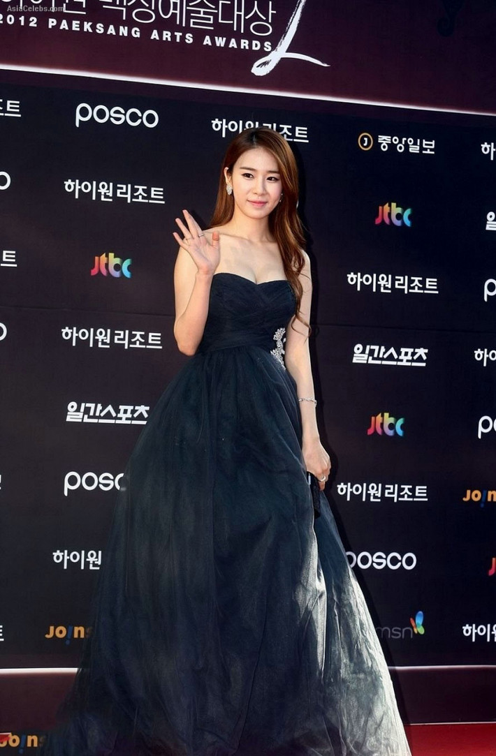 Yoo In Na hoá thành quý cô sang trọng trong chiếc váy cúp ngực đen có phần đính đá tinh tế ngay eo.